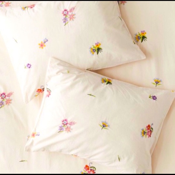 ISO UO GEORGINE FLORAL EMBRODIERED SHAMS - Picture 1 of 1